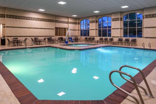 a large swimming pool with chairs and tables at Hilton Garden Inn Salt Lake City Downtown in Salt Lake City