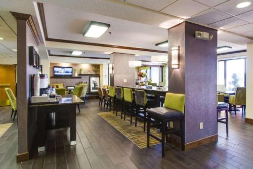 Restoran atau tempat lain untuk makan di Hampton Inn Salina