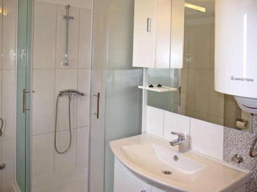 Ένα μπάνιο στο 4 bedroom apartment with 3 bathrooms and private parking - Apartments Orange