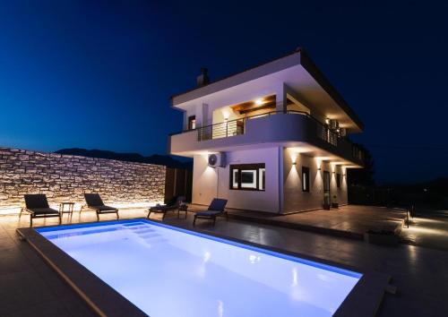 Πισίνα στο ή κοντά στο SandShine Luxury Villa
