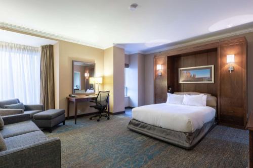 um quarto de hotel com uma cama e uma secretária em Hilton Saint John em Saint John