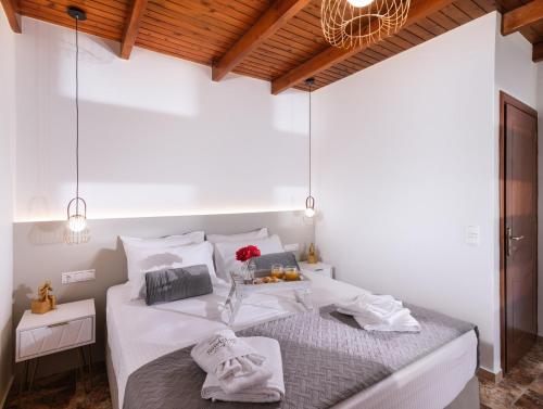 Ένα ή περισσότερα κρεβάτια σε δωμάτιο στο SandShine Luxury Villa