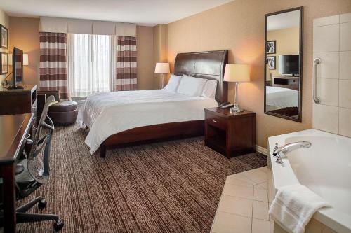 Postelja oz. postelje v sobi nastanitve Hilton Garden Inn St. Louis Airport