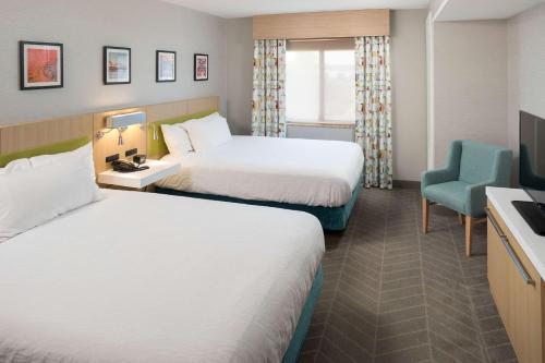 Кровать или кровати в номере Hilton Garden Inn Sioux City Riverfront