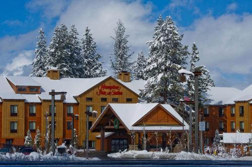 un lodge dans la neige avec des arbres enneigés dans l'établissement Hampton Inn & Suites Tahoe-Truckee, à Truckee