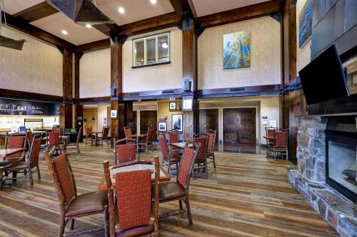 un restaurant avec des tables, des chaises et une cheminée dans l'établissement Hampton Inn & Suites Tahoe-Truckee, à Truckee