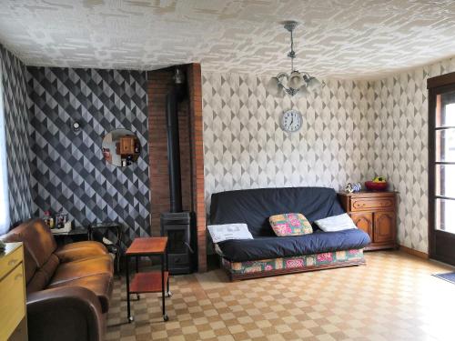- un salon avec un canapé et une cheminée dans l'établissement Le nid d'hirondelle, à Yzengremer
