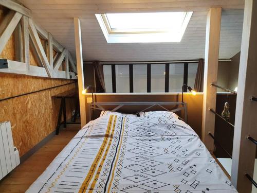 a bedroom with a bed in a room with a window at APPARTEMENT CENTRE VILLE AU CALME JARDIN et PARKING PUBLIC in La Rochelle
