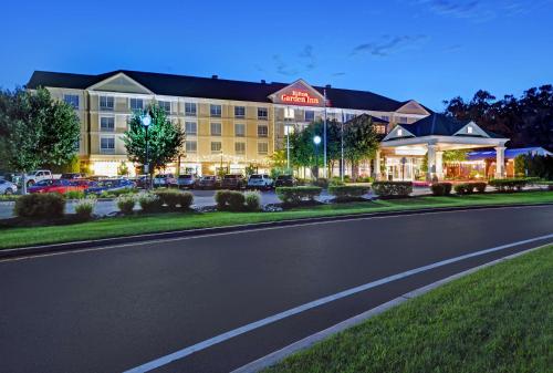 an empty road in front of a hotel at Hilton Garden Inn Hamilton in Bordentown