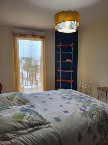 um quarto com uma cama com um padrão de flores em Bel appartement à Rueil-Malmaison em Rueil-Malmaison