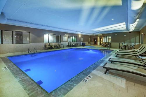 una gran piscina en un hotel con sillas alrededor en Hampton Inn & Suites Owasso, en Owasso