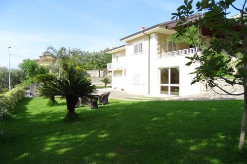 ein Haus mit grünem Rasen davor in der Unterkunft B&B Nucria - Nocera Terinese in Nocera Terinese