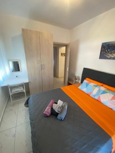 una camera da letto con un letto e un animale di peluche di Cozy apartment with two bedrooms with a sea view a Perea