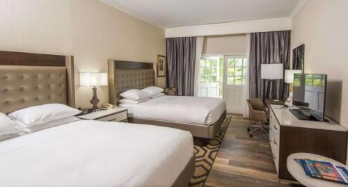 pokój hotelowy z 2 łóżkami i telewizorem w obiekcie Hilton Saint Augustine Historic Bayfront w mieście St. Augustine