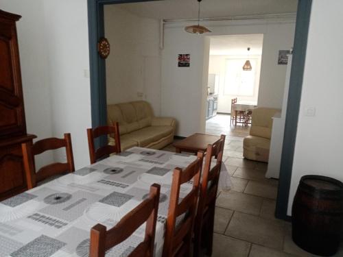 LES PIEDS DANS L'EAU