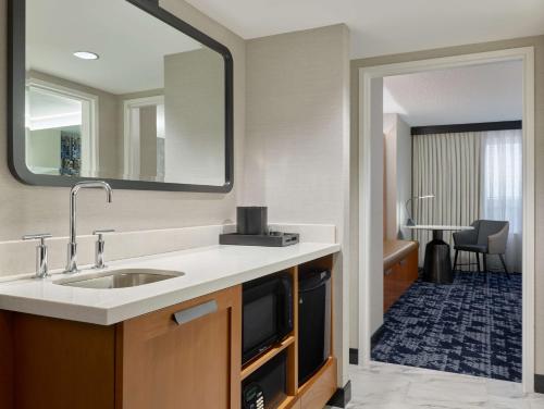 y baño con lavabo y espejo. en Embassy Suites by Hilton Washington DC Convention Center, en Washington