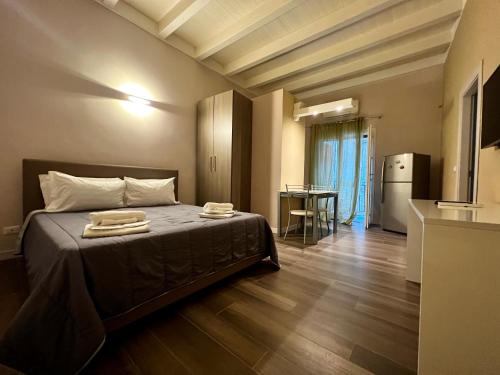 1 dormitorio con 1 cama con 2 toallas en Palermo Inn Studios, en Palermo