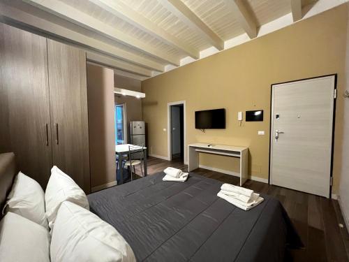 Dormitorio con cama, escritorio y TV en Palermo Inn Studios, en Palermo