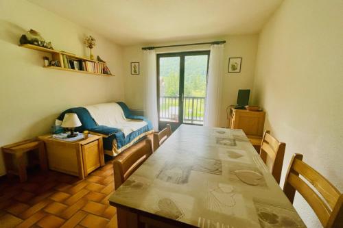 ein Esszimmer mit einem Tisch und einem Bett in der Unterkunft 30 m next to Les Grands Bains in Le Monêtier-les-Bains