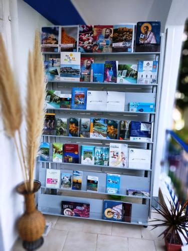 a book shelf filled with lots of books at Villa Riviera in Stavros