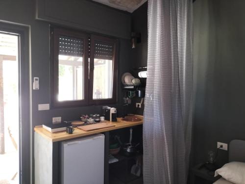 eine kleine Küche mit einer Theke und einem Fenster in der Unterkunft Casale Orgogliosa in San Vito Chietino
