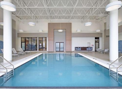 una gran piscina de agua azul en un edificio en DoubleTree by Hilton West Edmonton, en Edmonton