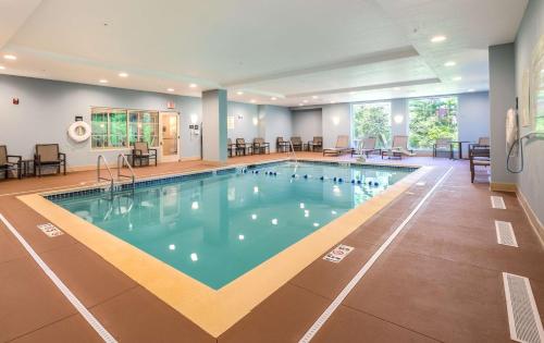 una gran piscina en una habitación de hotel en Hampton Inn Waterville, en Waterville