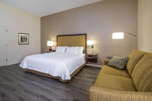 Ένα ή περισσότερα κρεβάτια σε δωμάτιο στο Hampton Inn Waterville