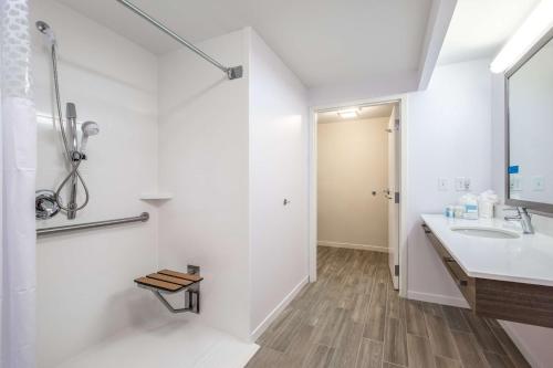 Ένα μπάνιο στο Hampton Inn Waterville