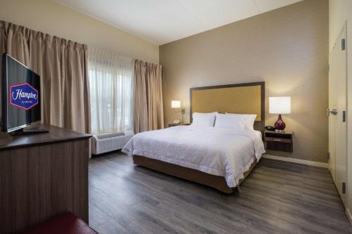 Ένα ή περισσότερα κρεβάτια σε δωμάτιο στο Hampton Inn Waterville
