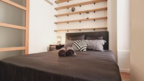 Loft Place Massena في نيس: غرفة نوم عليها سرير وعليها نعال