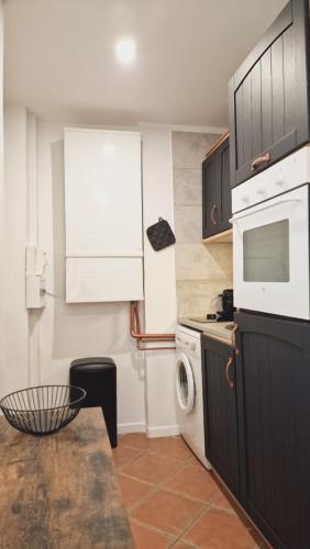 Il comprend une cuisine équipée d'une cuisinière et d'un lave-linge/sèche-linge. dans l'établissement Loft Place Massena, à Nice