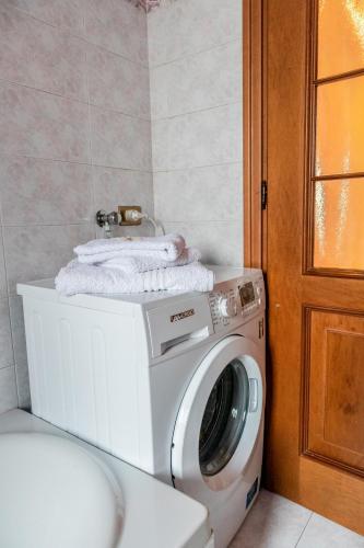 a washing machine in a bathroom next to a toilet at Terra di Mezzo in Castellanza