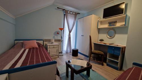 - une petite chambre avec un lit et un bureau dans l'établissement Room "Iva", à Josipdol
