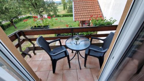 d'une terrasse avec une table et des chaises sur un balcon. dans l'établissement Room "Iva", à Josipdol