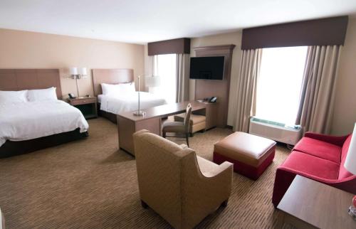 A bed or beds in a room at Hampton Inn & Suites Dallas/Frisco North-Fieldhouse USA