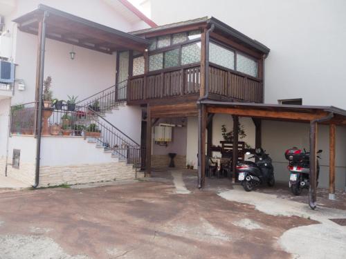 una casa con una moto parcheggiata di fronte di Casa Sissy a Lamezia Terme