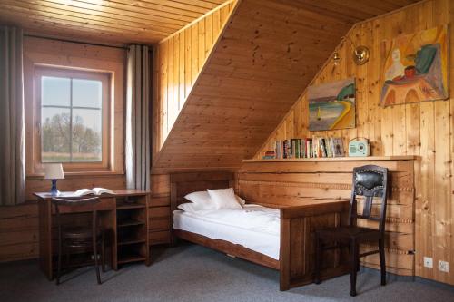 sypialnia z łóżkiem, biurkiem i oknem w obiekcie Dom za 7 górami w Kazimierzu Dolnym