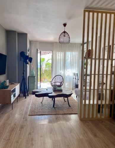 ein Wohnzimmer mit einem Tisch und einem Sofa in der Unterkunft Suite Bonalba in Alicante