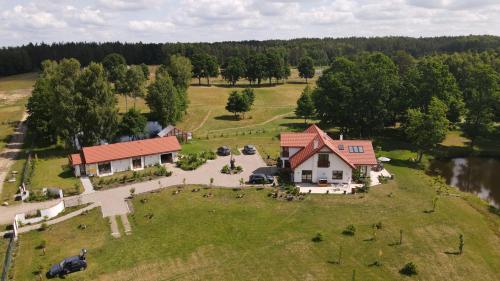 una vista aérea de una casa en un campo de césped en Komfortowy domek z kominkiem, en Barwice