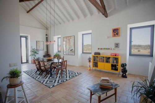 拉古什的住宿－Casa na Curva - Artists Corner Country house，一个带桌椅的大客厅