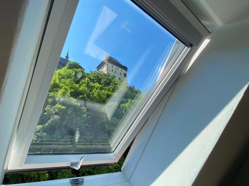 okno z widokiem na budynek w obiekcie Penzion U Adama w mieście Karlštejn
