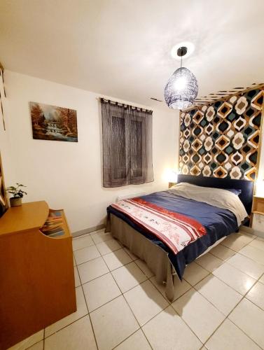 um quarto com uma cama e uma cabeceira em madeira em Appartements T2 em Tarbes