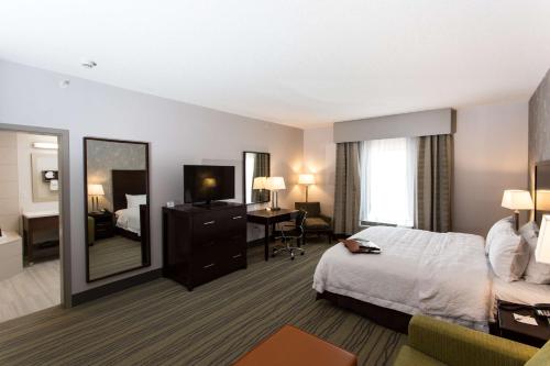 Postel nebo postele na pokoji v ubytování Hampton Inn by Hilton Lloydminster