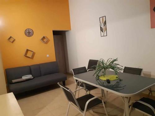 ein Wohnzimmer mit einem Tisch und einem Sofa in der Unterkunft Sous-les-tropiques in Vieux-Habitants