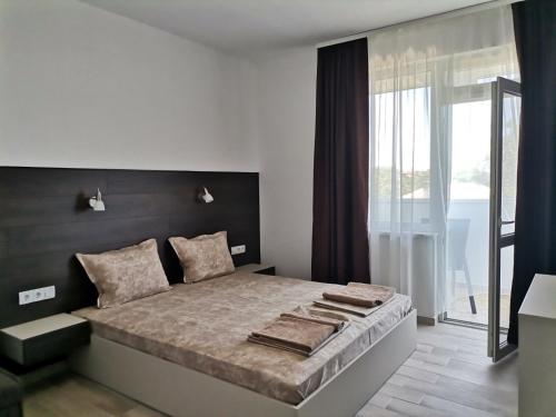 Un pat sau paturi într-o cameră la Вила Дъбрава