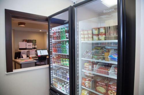 Hampton Inn and Suites by Hilton McKinneyにあるキッチンまたは簡易キッチン