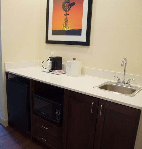 Hampton Inn and Suites by Hilton McKinneyにあるキッチンまたは簡易キッチン