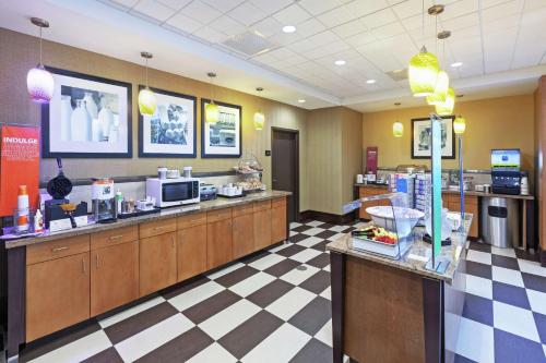 un fast food con un registratore di cassa e un bancone di Hampton Inn & Suites Houston North IAH, TX a Houston
