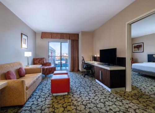 a hotel room with a bed and a television at Hilton Garden Inn Las Vegas Strip South in Las Vegas